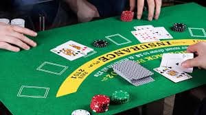 Tampilan meja Blackjack langsung di 5gtoto dengan dealer dan pemain di studio profesional